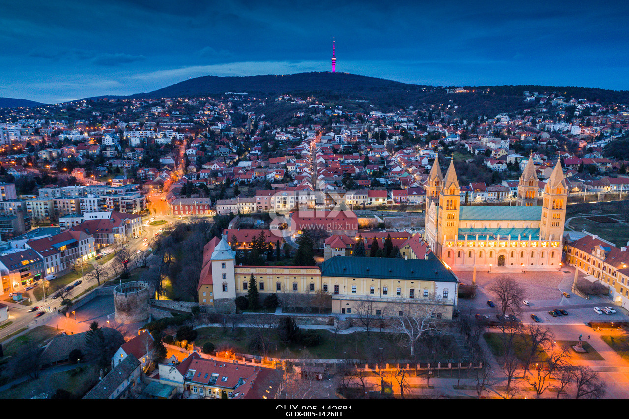 Pecs, Szekesegyhaz. Bird eye view at nightPécs belvárosa a Pécsi Székesegyházzal, alkonyati díszkivilágításban. Máttérben a Mecsek csúcsai, a Misin...