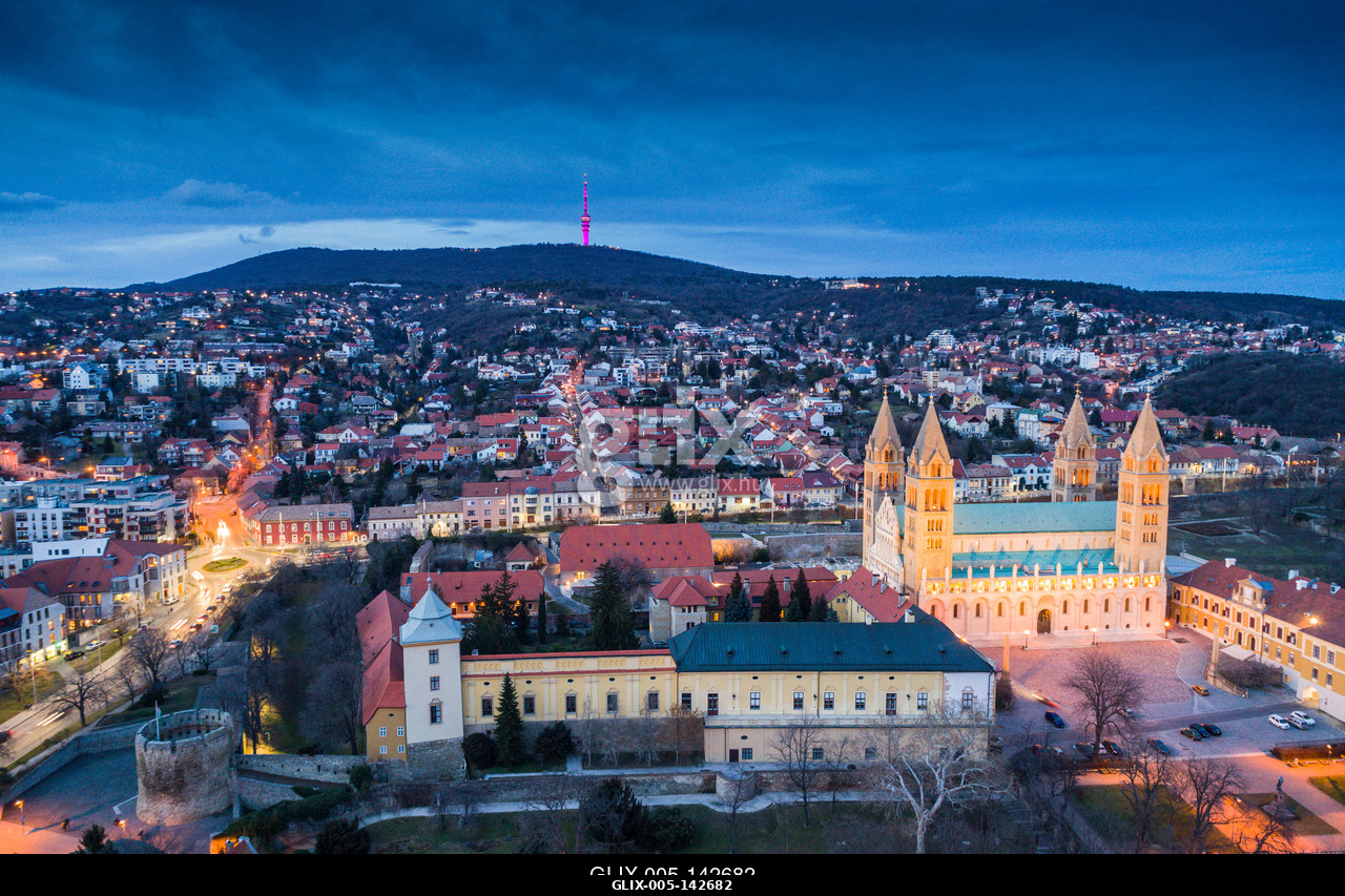 Pecs, Szekesegyhaz. Bird eye view at nightPécs belvárosa a Pécsi Székesegyházzal, alkonyati díszkivilágításban. Máttérben a Mecsek csúcsai, a Misin...