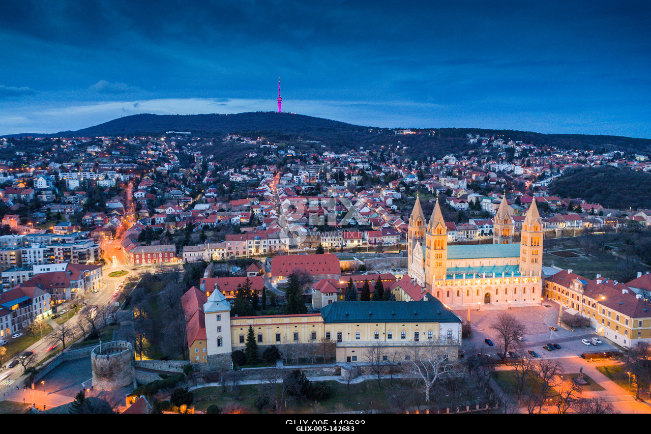 Pecs, Szekesegyhaz. Bird eye view at nightPécs belvárosa a Pécsi Székesegyházzal, alkonyati díszkivilágításban. Máttérben a Mecsek csúcsai, a Misin...