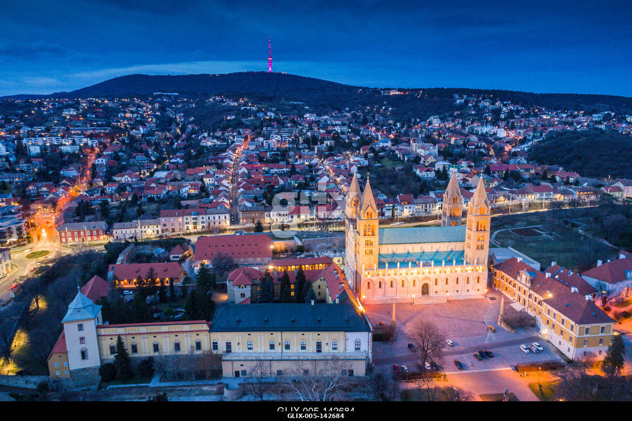 Pecs, Szekesegyhaz. Bird eye view at nightPécs belvárosa a Pécsi Székesegyházzal, alkonyati díszkivilágításban. Máttérben a Mecsek csúcsai, a Misin...
