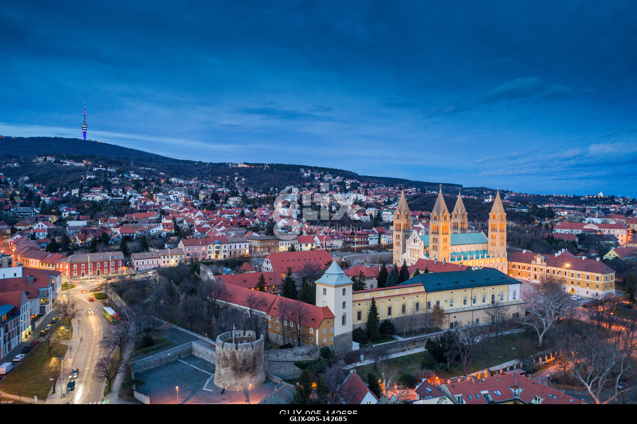 Pecs, Szekesegyhaz. Bird eye view at nightPécs belvárosa a Pécsi Székesegyházzal, alkonyati díszkivilágításban. Máttérben a Mecsek csúcsai, a Misin...