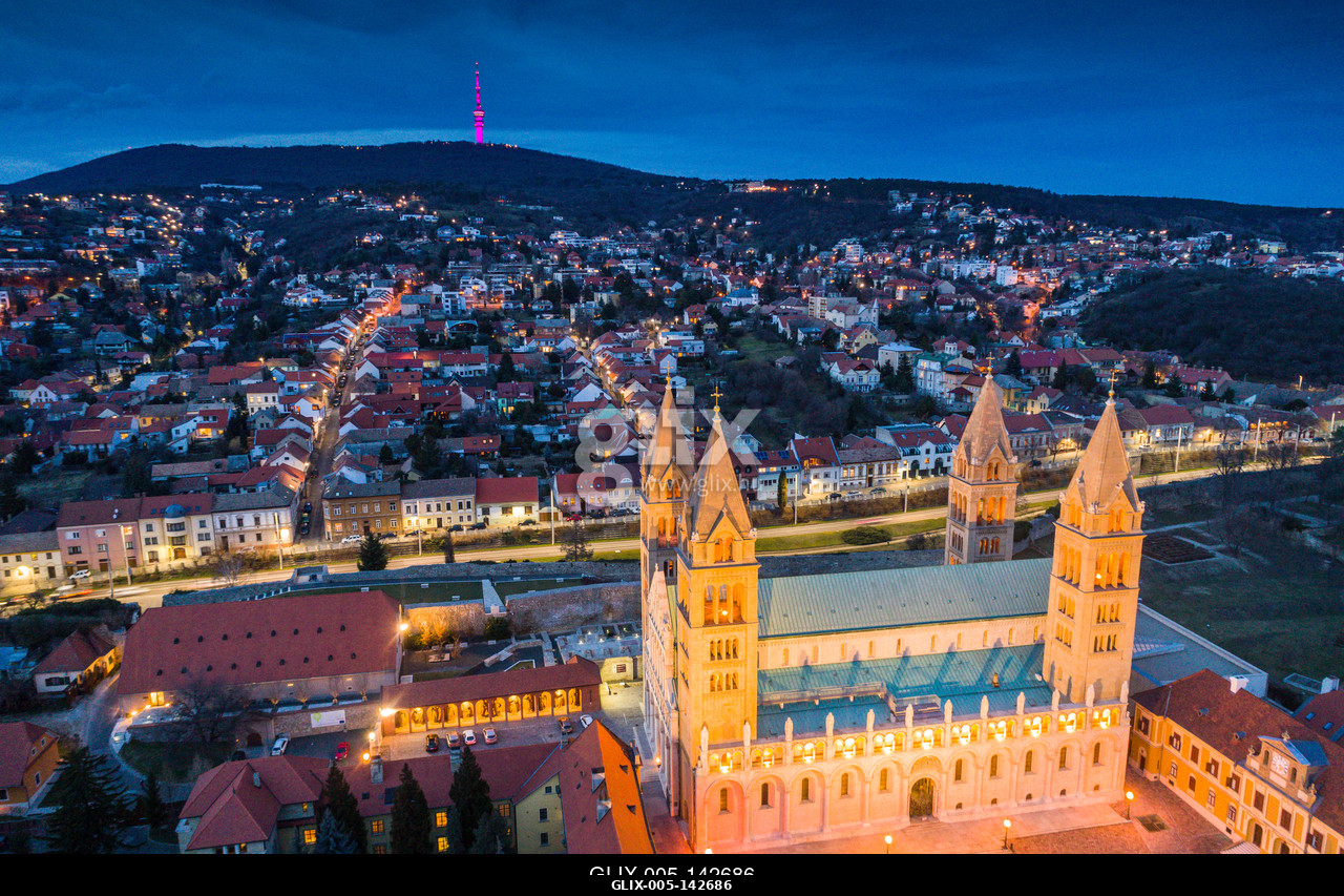 Pecs, Szekesegyhaz. Bird eye view at nightPécs belvárosa a Pécsi Székesegyházzal, alkonyati díszkivilágításban. Máttérben a Mecsek csúcsai, a Misin...