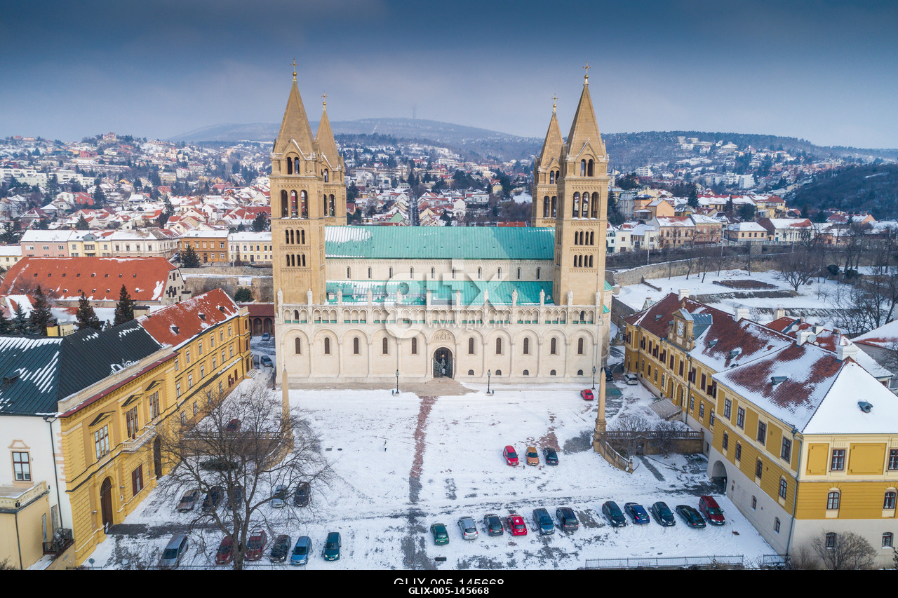 A pécsi székesegyház és környezete a március eleji havazást követően, a háttérben a Mecsek.A pécsi Szent Péter- és Szent Pál-székesegyház (pécsi dó...