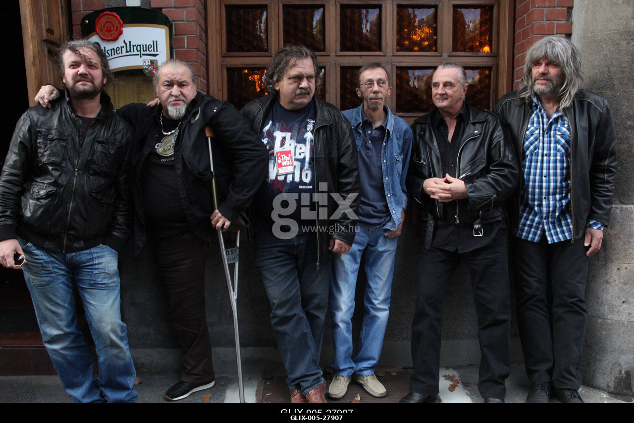Budapest, 2010.12.02.
A Hobo Blues Band Halj meg és nagy leszel! című búcsúkoncertetjének sajtótájékoztatója.

A képen balról: Madarász Gábor és a...