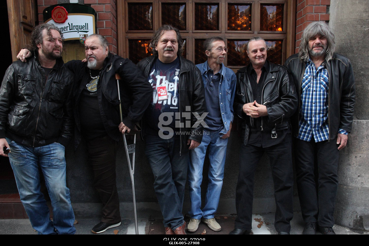 Budapest, 2010.12.02.
A Hobo Blues Band Halj meg és nagy leszel! című búcsúkoncertetjének sajtótájékoztatója.

A képen balról: Madarász Gábor és a...