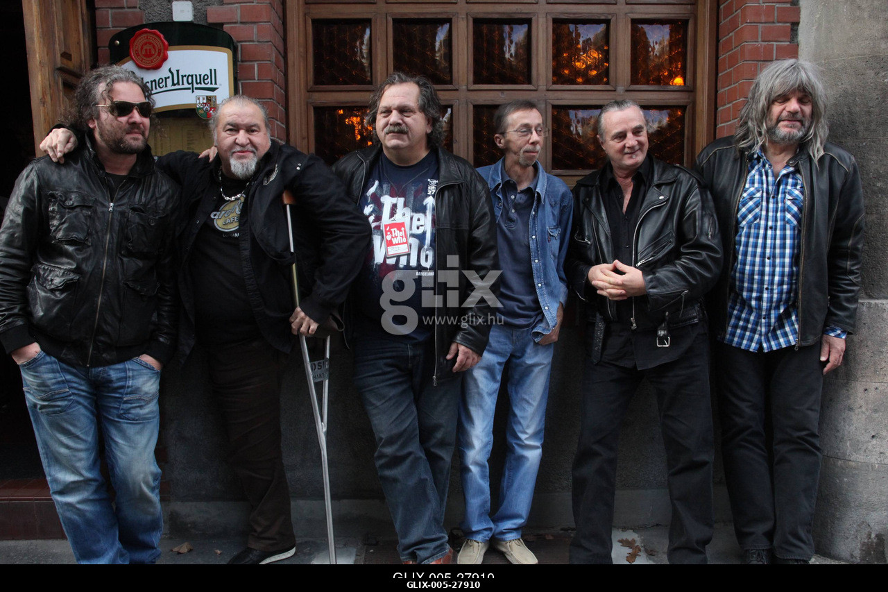 Budapest, 2010.12.02.
A Hobo Blues Band Halj meg és nagy leszel! című búcsúkoncertetjének sajtótájékoztatója.

A képen balról: Madarász Gábor és a...