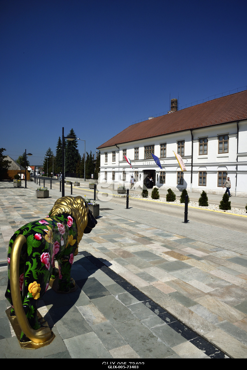 A Herendi Porcelánművészeti Múzeum kétszintes későklasszicista épülete.