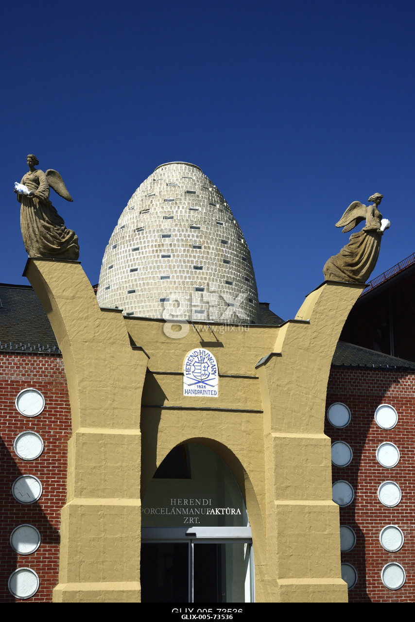 A Herendi Porcelánmanufaktura épülete.