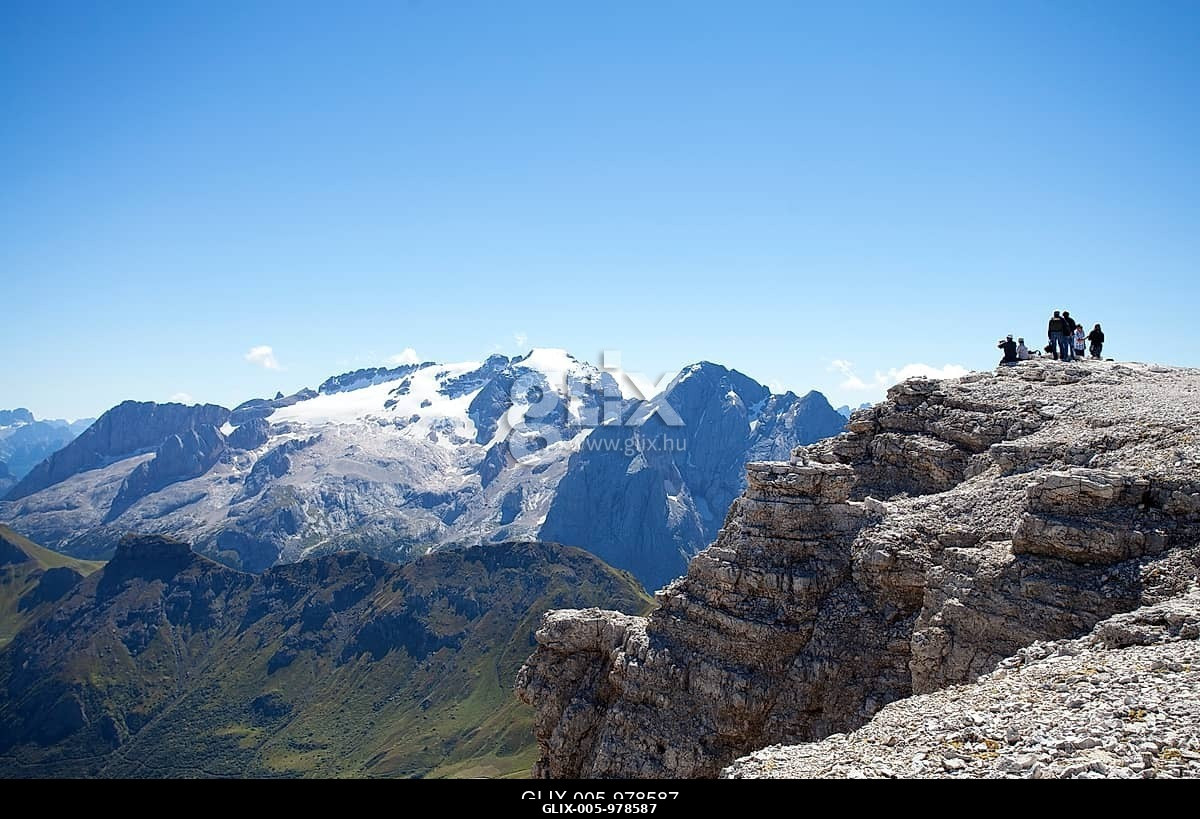 Kilátás a Marmolada-gleccserre, a Sass Pordoi-hegy, a Pordoi-hágó csúcsa, Sella csoport, Dolomitok, Trentino tartomány, Olaszország