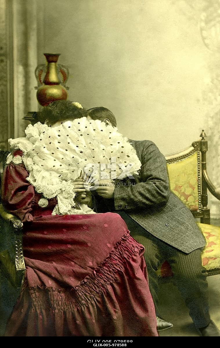 Történelmi fotó, egy pár csókolózik egy legyező mögött, kb. 1915