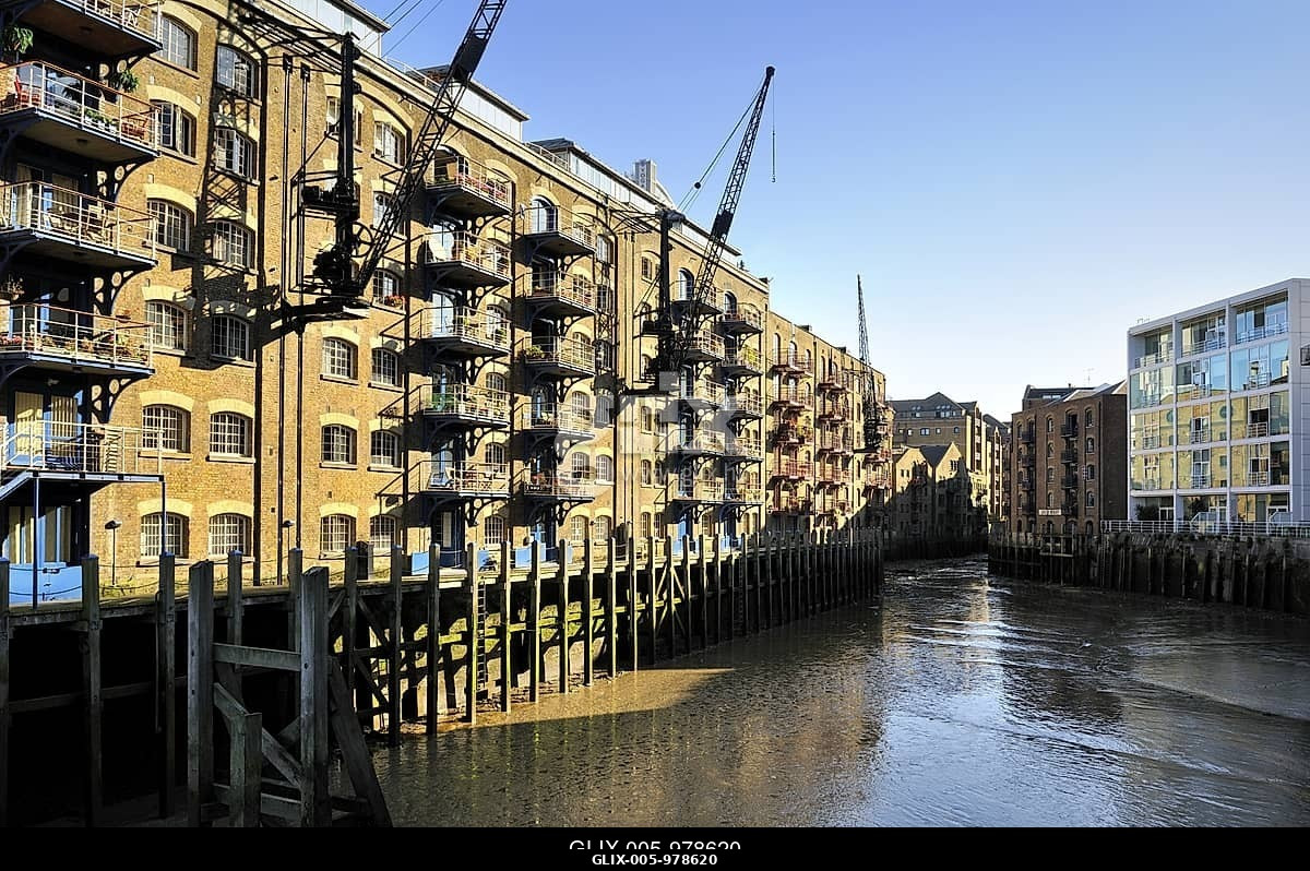Egykori gabonatároló a New Concordia Wharf-on, átalakítva lakóházakká, London, Anglia, Egyesült Királyság, Európa