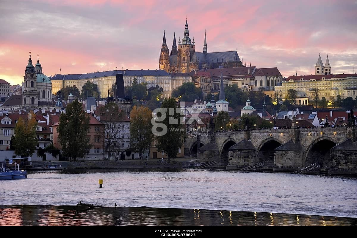 Moldva folyó, Károly híd, Szent Miklós, Szent Vitus székesegyház, Prágai Vár, Hradcany, Prága, Csehország, Cseh Köztársaság, Európa