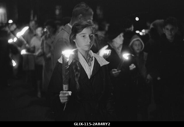 Magyar menekültek fáklyás felvonulása Hágában az 1956-os felkelés emlékére, Lány fáklyával Dátum: 1961. november 2. Helyszín: Hága Kulcsszavak: fák...