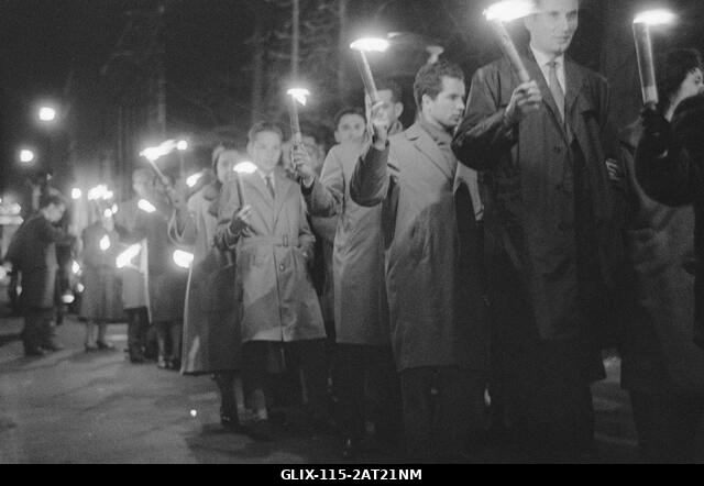 Magyar menekültek fáklyás felvonulása Hágában az 1956-os felkelés emlékére, Dátum: 1961. november 2. Helyszín: Hága Kulcsszavak: fáklyák, megemléke...
