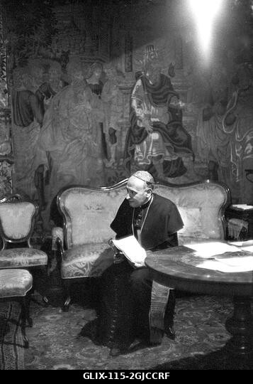 BUDAPEST 1956 Mindszenty József bíboros és antikommunista, akit az 1956. október 23-tól november 10-ig tartó, a Magyar Népköztársaság és a szovjete...