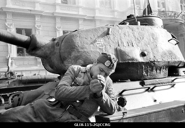 BUDAPEST 1956 Egy magyar felkelő elszív egy szovjet tankot egy közép-magyarországi utcán az 1956. október 23-tól november 10-ig tartó, a Magyar Nép...