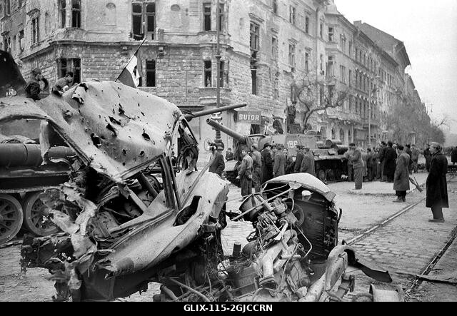 BUDAPEST 1956 Pusztítás az utcai harcok után Budapest központjában, Magyarországon, a Magyar Népköztársaság és a szovjetek által kényszerített poli...