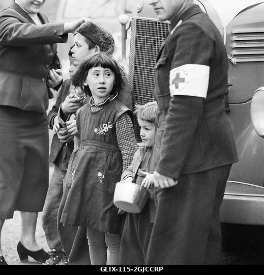MAGYARORSZÁG 1956 Vöröskereszt munkatársak gondoskodnak a magyar menekült gyermekekről a magyar-osztrák határon, az 1956. október 23-tól november 1...