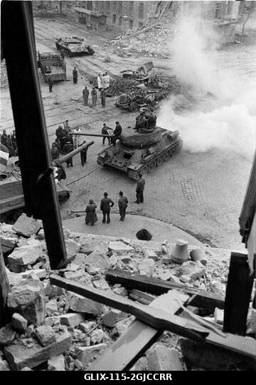 BUDAPEST 1956 Diákok foglaltak le egy szovjet tankot egy közép-magyarországi utcán az 1956. október 23-tól november 10-ig tartó, a Magyar Népköztár...
