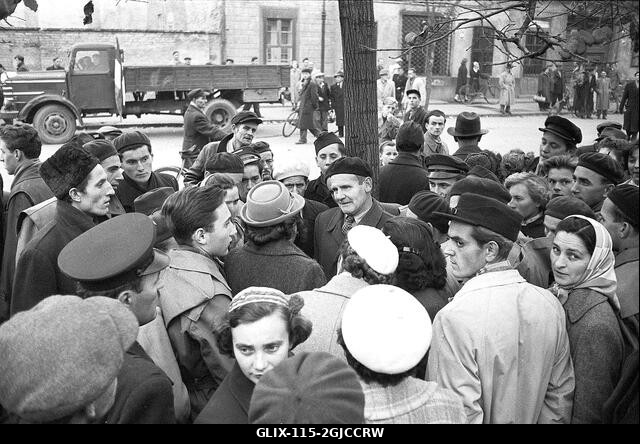 BUDAPEST 1956 Emberek közötti párbeszéd egy budapesti központi utcán, a Magyar Népköztársaság és a szovjetek által kényszerített politika elleni or...