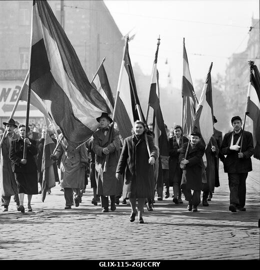 BUDAPEST 1956 Civilek magyar zászlókkal vonulnak Budapesten, Magyarországon, az 1956. október 23-tól november 10-ig tartó, a Magyar Népköztársaság...