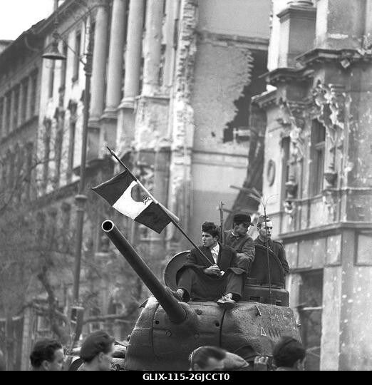 BUDAPEST 1956 Diákok foglaltak le egy szovjet tankot egy közép-magyarországi utcán az 1956. október 23. és november 10. között a Magyar Népköztársa...