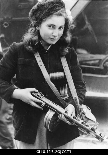 BUDAPEST 1956 A 15 éves felfegyverzett magyar felkelő, Szeles Erika Kornélia, fehér szegfűvel a hajában, mielőtt szovjet katonák lelőtték volna Bud...