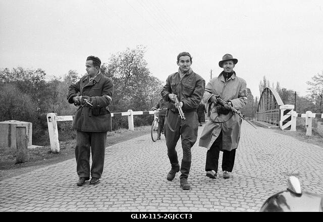 BUDAPEST 1956 Fegyveres magyar felkelő Budapesten, Magyarországon, a Magyar Népköztársaság és a szovjetek által kényszerített politika elleni orszá...