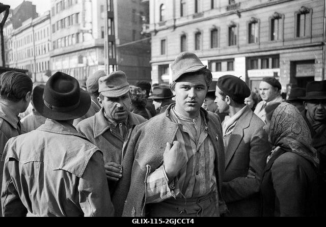 BUDAPEST 1956 Férfiak, akiket Nagy Imre miniszterelnök szabadult ki börtönökből és fogolytáborokból az 1956. október 23-tól november 10-ig tartó, a...