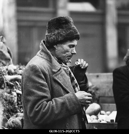 BUDAPEST 1956 Virággal a városi piacon Budapesten, Magyarországon, a Magyar Népköztársaság és a szovjetek által kényszerített politika elleni orszá...