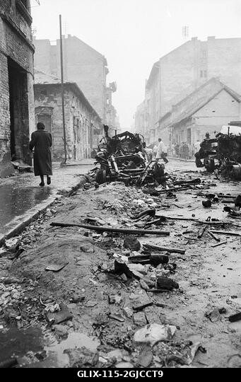 BUDAPEST 1956 Pusztítás az utcai harcok után Budapest központjában, Magyarországon, a Magyar Népköztársaság és a szovjetek által kényszerített poli...