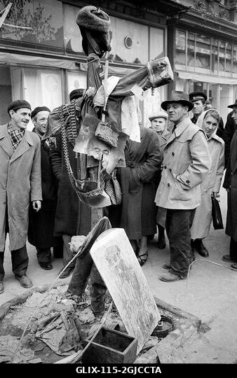 BUDAPEST 1956 Emberek vesznek körül egy „madárijesztőt”, amely különböző szovjet jelvényekből és attribútumokból, valamint Rákosi Mátyás kommunista...