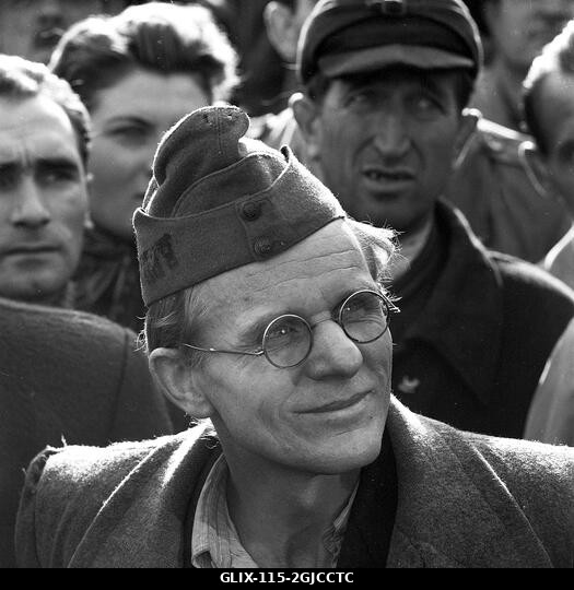BUDAPEST 1956 Férfi, akit Nagy Imre miniszterelnök szabadított ki egy fogolytáborból az 1956. október 23-tól november 10-ig tartó, a Magyar Népközt...