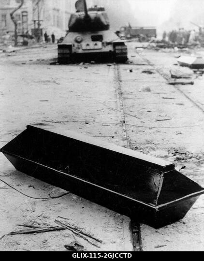 BUDAPEST 1956 Koporsó a csata áldozatainak e-mailjeivel egy központi budapesti utcán a Magyar Népköztársaság és a szovjetek által kényszerített pol...