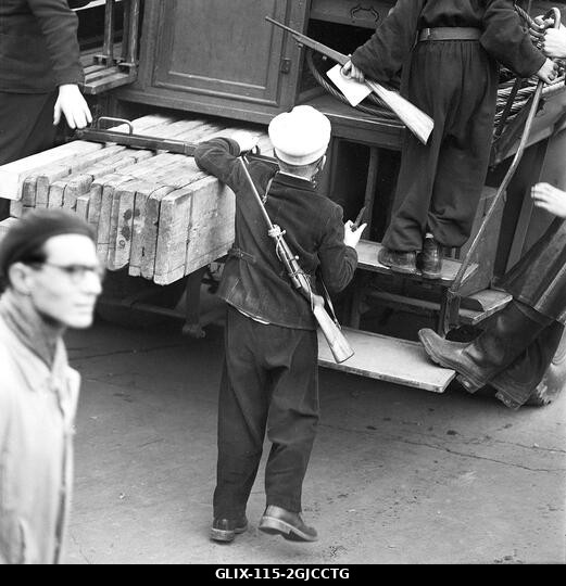 BUDAPEST 1956 Fegyveres magyar felkelő Budapesten, Magyarországon, a Magyar Népköztársaság és a szovjetek által kényszerített politika elleni orszá...