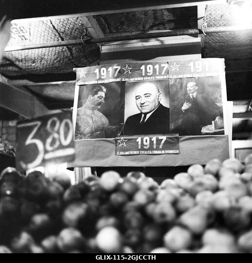 BUDAPEST 1956 Szovjetbarát propagandakép egy budapesti piactéren, az 1956. október 23-tól november 10-ig tartó, a Magyar Népköztársaság és a szovje...