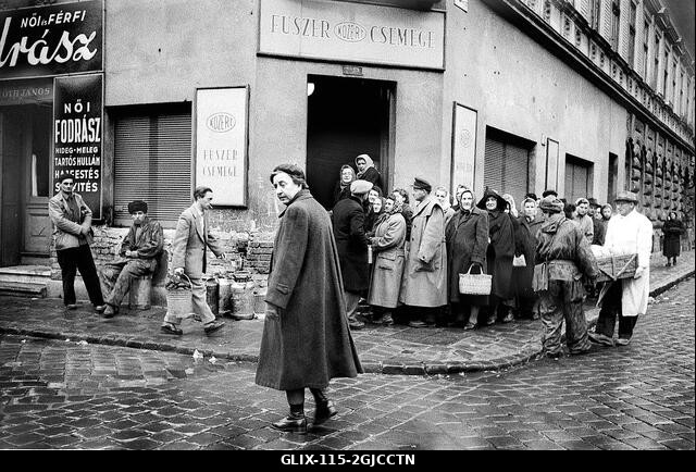 BUDAPEST 1956 Emberek sorban állnak egy élelmiszerbolt előtt Budapest egyik központi utcájában, a Magyar Népköztársaság és a szovjetek által kénysz...
