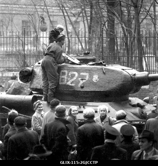 BUDAPEST 1956 Emberek vesznek körül egy lefoglalt szovjet tankot a Nemzeti Múzeum előtt Közép-Magyarországon az 1956. október 23-tól november 10-ig...
