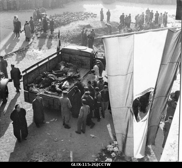 BUDAPEST 1956 Csaták áldozatait rakják teherautóra Budapesten, Magyarországon, a Magyar Népköztársaság és a szovjetek által kényszerített politika...