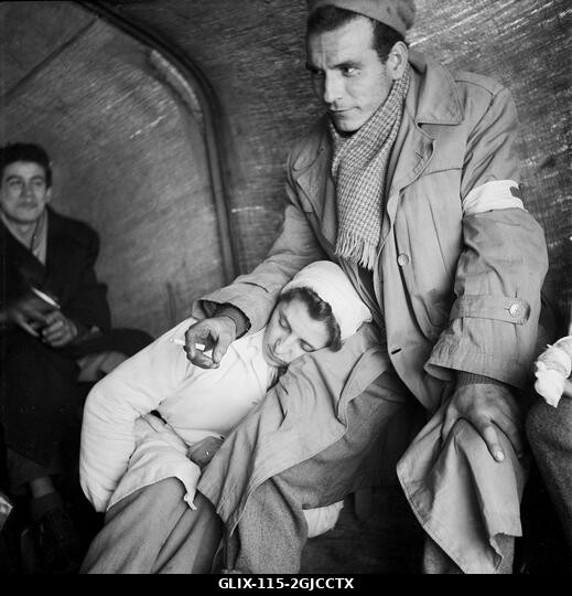 MAGYARORSZÁG 1956 Vöröskereszt-munkások pihennek Ausztriában, miután segítették az áldozatokat a Magyar Népköztársaság és a szovjetek által kénysze...