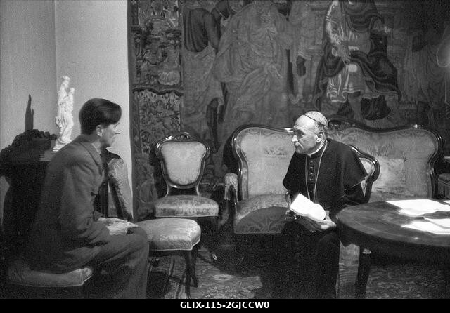 BUDAPEST 1956 Mindszenty József bíborost és antikommunistát (jobbra) Ulf Nilson svéd riporter interjúvolja (balra) az 1956. október 23-tól november...