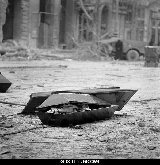 BUDAPEST 1956 Koporsó a csata áldozatainak e-mailjeivel egy központi budapesti utcán a Magyar Népköztársaság és a szovjetek által kényszerített pol...