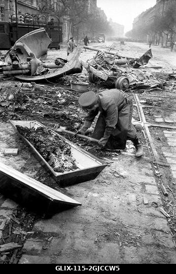 BUDAPEST 1956 Csataáldozatok földi maradványait koporsókba helyezik egy központi budapesti utcán az 1956. október 23-tól november 10-ig tartó, a Ma...