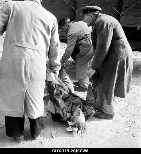 BUDAPEST 1956 Egy meggyilkolt magyar AVO titkosrendőrt, aki a szovjetbarát rezsimnek dolgozott, és felkelőkkel harcolt, elhurcolnak egy budapesti u...