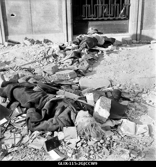BUDAPEST 1956 Az AVO meggyilkolt magyar titkosrendőrei, akik a szovjetbarát rezsimnek dolgoztak és felkelők ellen harcoltak, egy budapesti utcán fe...