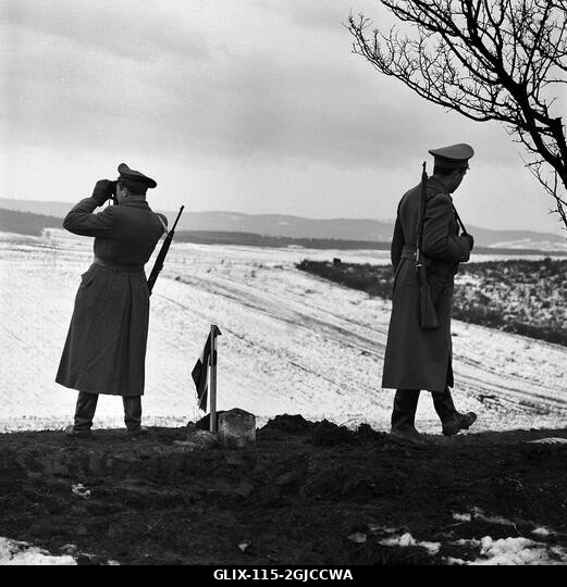 AUSZTRIA 1956 Osztrák határőrök járőröznek a magyar határon, Nickelsdorf közelében, Ausztriában, a Magyar Népköztársaság és a szovjetek által kénys...