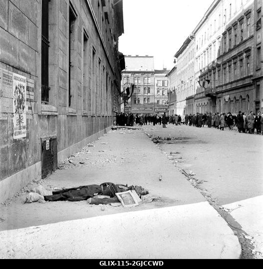 BUDAPEST 1956 Egy meggyilkolt, a szovjetbarát rezsimnek dolgozó AVO titkosrendőr, aki egy budapesti utcán fekszik a Magyar Népköztársaság és a szov...