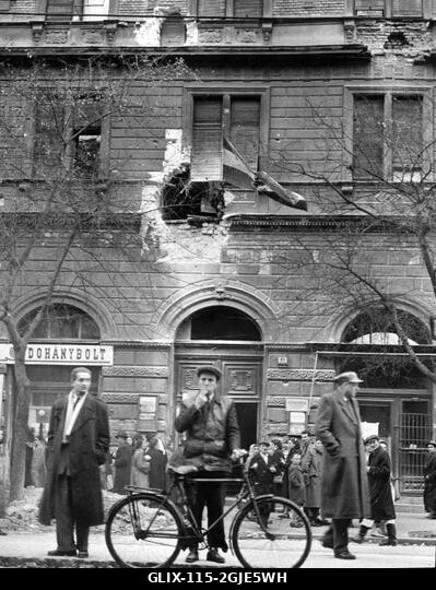 BUDAPEST 1956-11-01 Az 1956-os magyar forradalom. Egy a sok megrongálódott budapesti ház közül. Fotó: Folke Hellberg / DN / TT 23-as kód