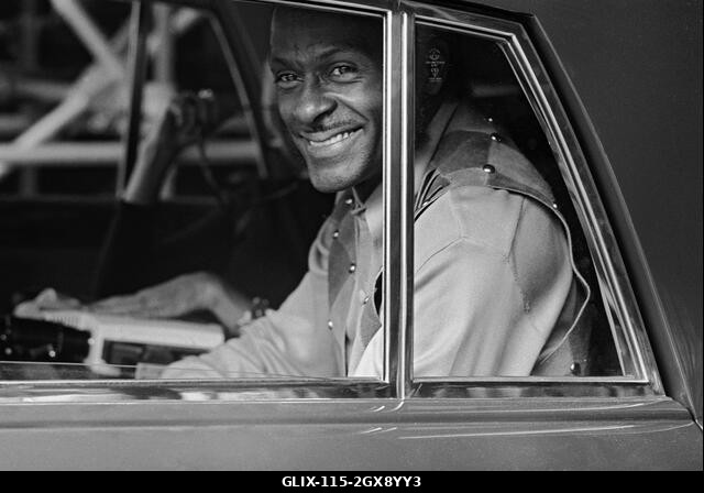 Chuck Berry amerikai énekes, dalszerző és gitáros részt vesz a londoni rock 'n' roll újjáéledési rendezvényen a Wembley Stadionban, 1972. augusztus...