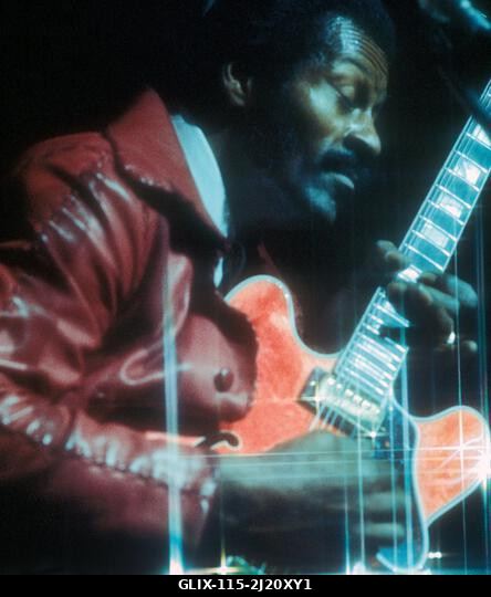 Chuck Berry egy londoni koncerten játszik 1974-ben